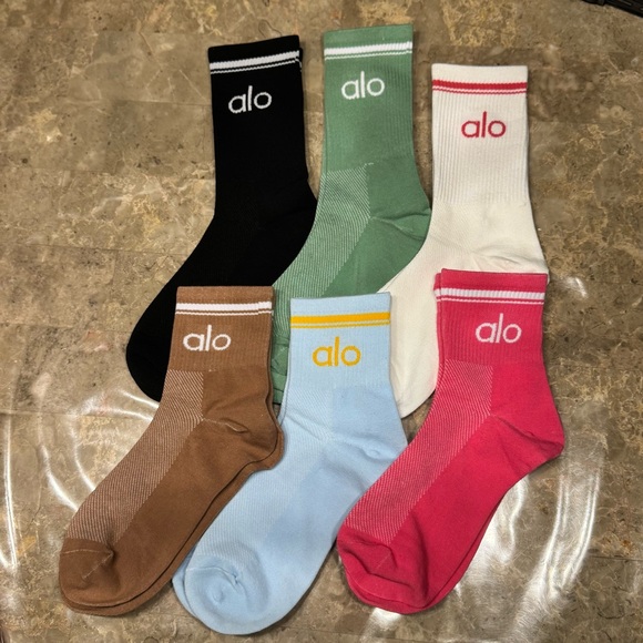 New Women’s Alo Socks
New with tags in its packaging 
6 pairs 
Fits sizes 6-11 - Picture 2 of 4